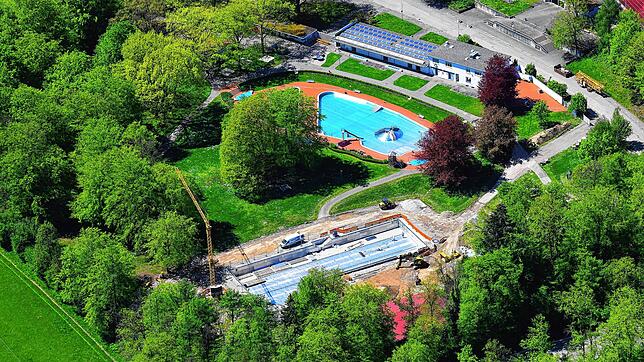 Die Bauarbeiten im Waldbad verzögern sich. Fällt die Schwimmbadsaison dieses Jahr flach?