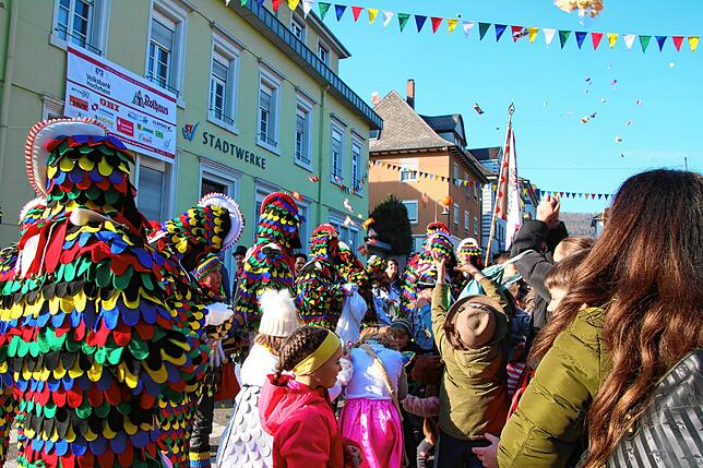 Bild 17: Fasnachts-Auswerfen und Narrenbaumstellen: Bilder des Hochrhein Narrentreffens in Tiengen (Teil 1)