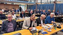 Der Kreistag &ndash; im Vordergrund die Fraktion der Freien Wähler &ndash; stimmt dem Haushalt 2024 zu.