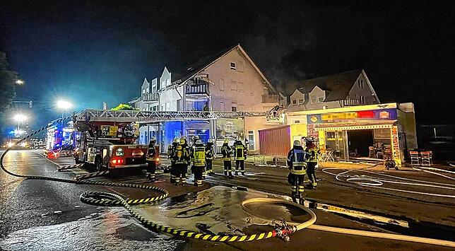 Die Feuerwehr rückte mit einem Großaufgebot in die Ravensburger Straße aus. Die Ortsdurchfahrt wurde während des Einsatzes für den ...