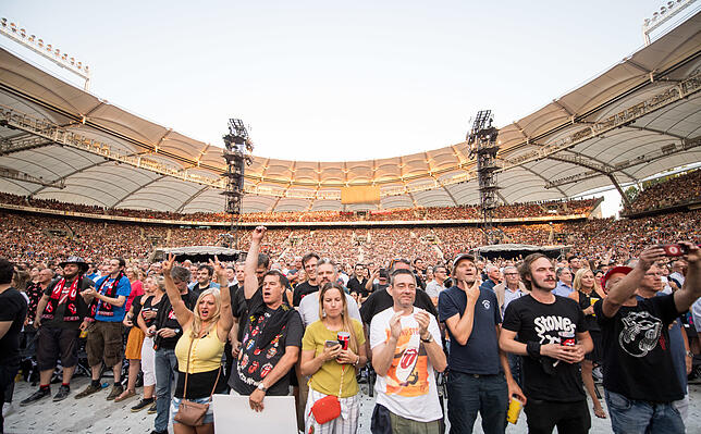Bunt gemischtes Publikum: Zuschauer applaudieren während des Konzerts der Rolling Stones.