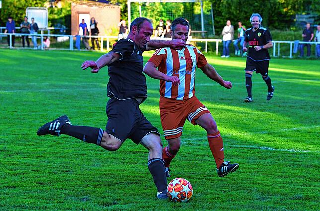 Bild 8: Zwölf Tore fallen beim Derby der Legenden in Rheinfelden &ndash; und wir haben die Bilder!