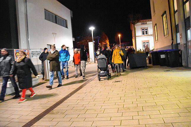 In kleinen Gruppen zogen zahlreiche Menschen durch die Stadt.