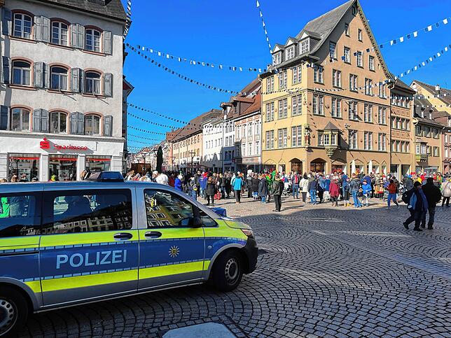 Bild 3: Fasnetmentig in Villingen: Innenstadt brechend voll als hätte es Corona nie gegeben