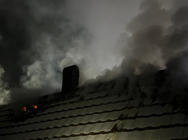 Bild 8: Wohnhaus an der Hauptstraße steht in Flammen