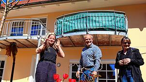 Erfolgreiche Sanierung: Rebecca Kurtz, Thomas Schwald und Natalie Hofmann (von links) freuen sich über die gelungene Sanierung des ...