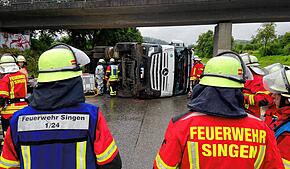 Ein Lastwagen ist am Montagmorgen auf der Autobahn 81 bei Hilzingen umgekippt und hat für einen stundenlangen und kilometerlangen Stau ...