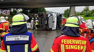 Ein Lastwagen ist am Montagmorgen auf der Autobahn 81 bei Hilzingen umgekippt und hat für einen stundenlangen und kilometerlangen Stau ...