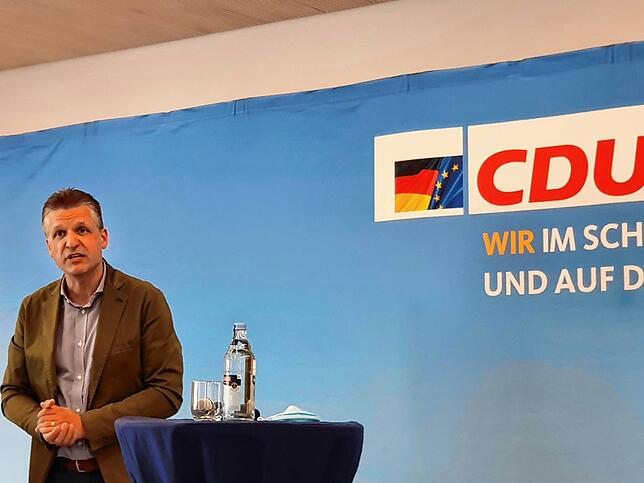 Thorsten Frei gibt im Wahlkampf alles und tritt locker auf. Ohne Krawatte sah man ihn früher auf einer Bühne nie.