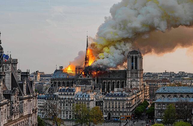 Am 15. April 2019 geht das Dach der Notre-Dame in Flammen auf.