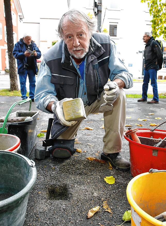 Der Kölner Künstler Gunter Demnig hat damit begonnen, Stolpersteine zum Gedenken an die Opfer des Nationalsozialismus zu verlegen. Das ...