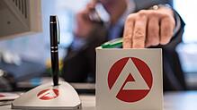 Arbeitslosengeld wird von der Agentur für Arbeit ausgezahlt. Doch wie hoch ist es eigentlich bei einem vorherigen Gehalt von 1500 Euro ...