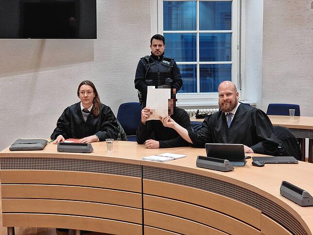 Ein 29-Jähriger soll von Stühlingen aus einen Escortbetrieb geleitet und im Drogenrausch einen seiner Fahrer misshandelt haben. Über ...