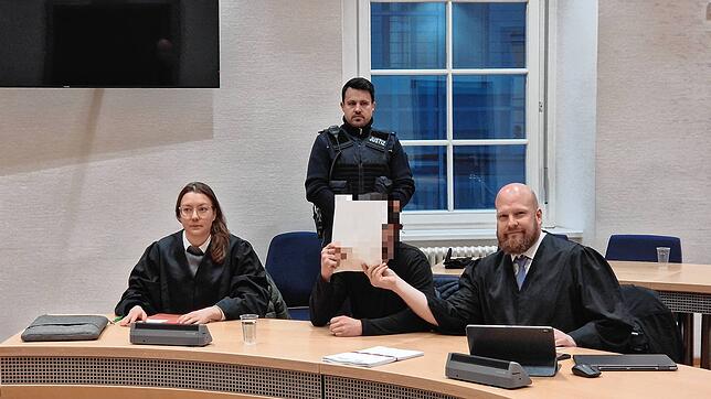 Ein 29-Jähriger soll von Stühlingen aus einen Escortbetrieb geleitet und im Drogenrausch einen seiner Fahrer misshandelt haben. Über ...