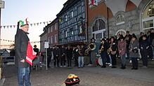 Narrenrichter Jürgen Koterzyna betrauert gemeinsam mit der Stockacher Narrenschar das Ende der Fasnacht zu Füßen des Narrenbaums vor dem ...