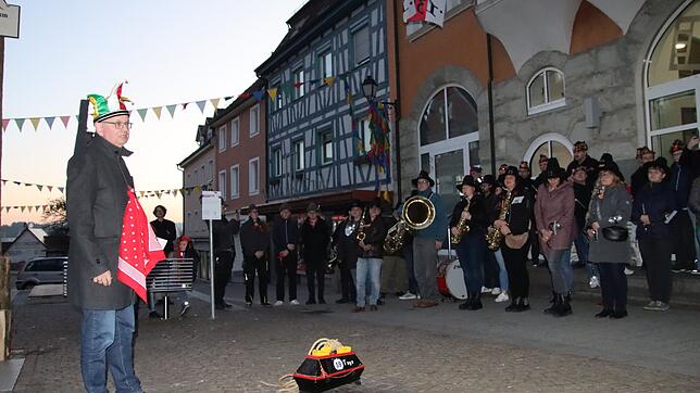 Narrenrichter Jürgen Koterzyna betrauert gemeinsam mit der Stockacher Narrenschar das Ende der Fasnacht zu Füßen des Narrenbaums vor dem ...