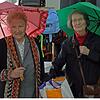 Irmgard Mainer (links) und Annelise Gröbke testen das bunte Schirmangebot der Schatzinsel.Bild: Sophia Kaiser