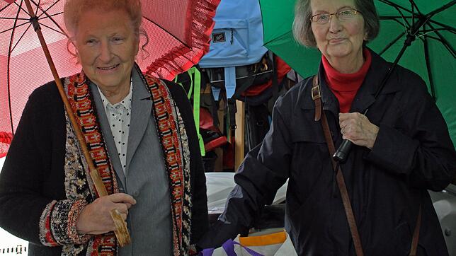 Irmgard Mainer (links) und Annelise Gröbke testen das bunte Schirmangebot der Schatzinsel.Bild: Sophia Kaiser