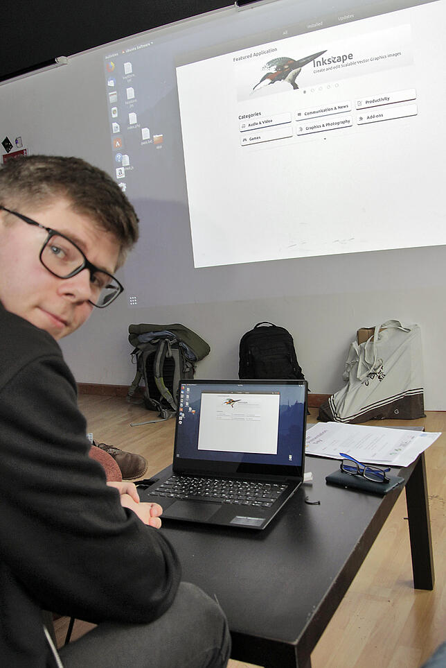Maxim Weinrauch (19) ist vor drei Jahren auf Linux umgestiegen. Hier zeigt er, wie einfach es ist, neue Software auf seinem Laptop zu ...