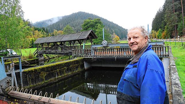 Ernst Zwick steht am Rechenreiniger. Seit sich im Bregtal Biber angesiedelt haben, werden mehr Bäume und Äste angeschwemmt.