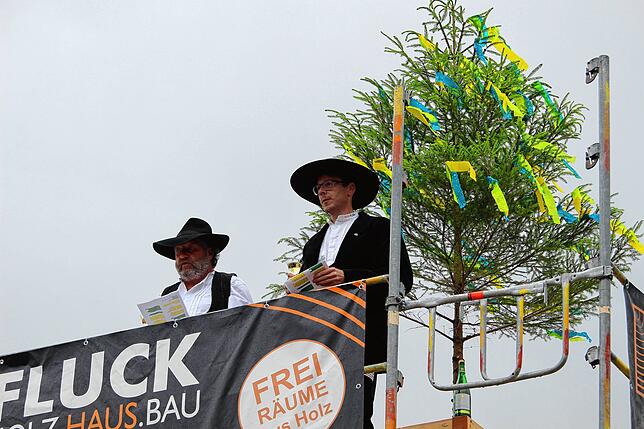 Die Zimmerer Stephan Mantel und Florian Fluck wünschen dem Projekt beim Richtspruch weiter viel Erfolg.