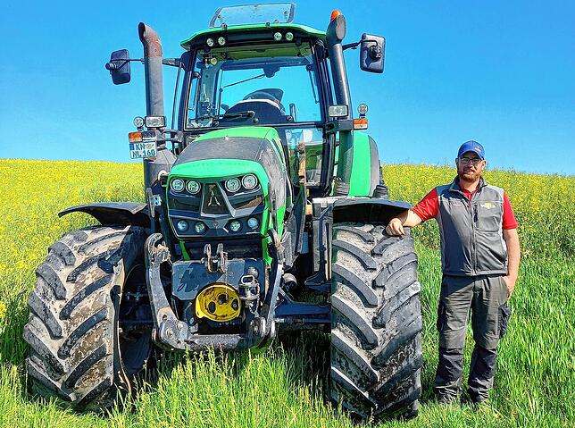Landwirt Stefan Leichenauer aus Tengen-Uttenhofen steht mit seinem Traktoram Rand eines Felds oberhalb von Uttenhofen. Er hat Äcker und ...
