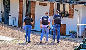 Mehrere Zollmitarbeiter durchsuchen akribisch das weiträumige Gelände des Wilden Michel. Selbst Müllcontainer wurden nach Hinweisen ...