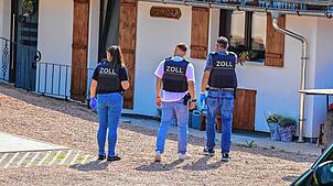Mehrere Zollmitarbeiter durchsuchen akribisch das weiträumige Gelände des Wilden Michel. Selbst Müllcontainer wurden nach Hinweisen ...