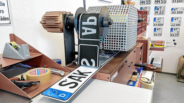 Nostalgie: Vielleicht spuckt die Nummermaschine künftig wieder mehr SÄK-Kennzeichen aus. Das kommt darauf an, wie der Kreistag heute ...