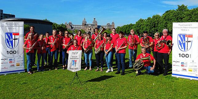 Vor dem Rijksmuseum in Amsterdam präsentieren sich die Mitglieder des Musikvereins Eintracht Petershausen. Die niederländische ...