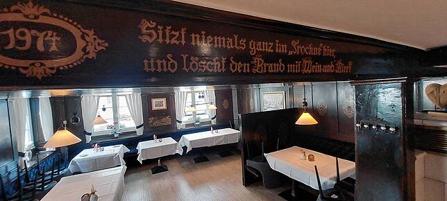 Die alten Holzbalken mit Aufschrift im Restaurantbereich stehen unter Denkmalschutz und blieben bei der Sanierung unverändert. Böden, ...