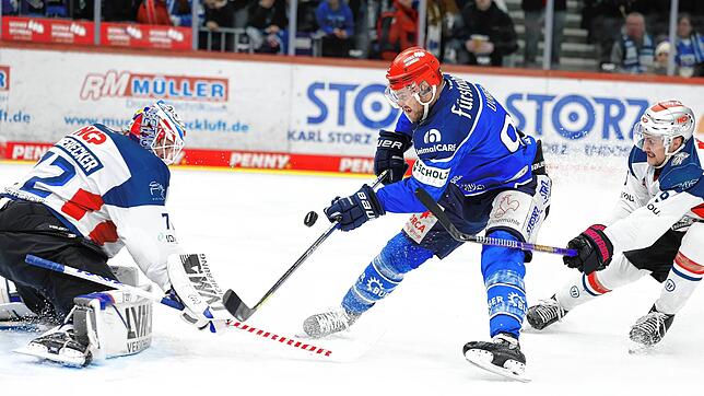 Schwenningens Sebastian Uvira (blaues Trikot) traf zum wichtigen 1:1-Ausgleich für die Wild Wings.