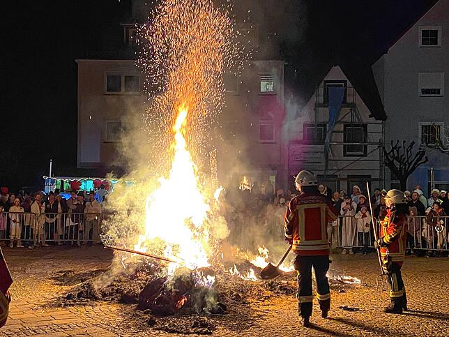 Bild 10: Weiße Narren ziehen durch Stockach: Die schönsten Bilder vom Hemedglonkerumzug und der Verbrennung