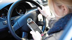 306 Fahrer hantierten im Jahr 2024 bei der Fahrt mit dem Handy, teilt die Polizei Schopfheim mit. Es soll künftig verstärkt darauf ...