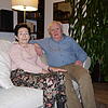 Monika und Wolfgang Escherich sitzen in ihrem Wohnzimmer auf der Couch. Seit 47 Jahren sind sie verheiratet.