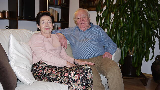 Monika und Wolfgang Escherich sitzen in ihrem Wohnzimmer auf der Couch. Seit 47 Jahren sind sie verheiratet.