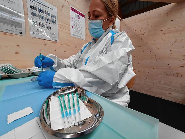 So wird im Schwenninger Kreisimpfzentrum alles vorbereitet. Die Biontech-Spritzen werden in einer silbernen Schale parat gelegt. Bild: ...
