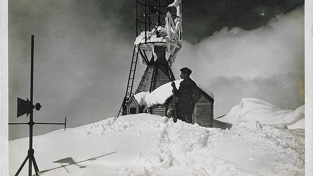 Wetterwart Heinrich Haas, fotografiert vor dem Windmesshäuschen auf dem Gipfel des Säntis. Etwa an dieser Stelle wurde Haas am 21. ...