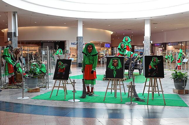 Bild 2: Hexen im Einkaufszentrum: Brauchtum in der Shopping-Zone