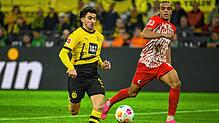 Mateu Morey rennt mit dem Ball