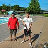 Freibad Lauchringen im Juli 2024 um das Badevergnügen kümmern sich Wolfgang Kromer und Auszubildender Jan Müller.
