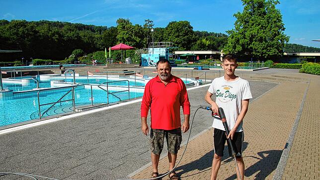 Freibad Lauchringen im Juli 2024 um das Badevergnügen kümmern sich Wolfgang Kromer und Auszubildender Jan Müller.