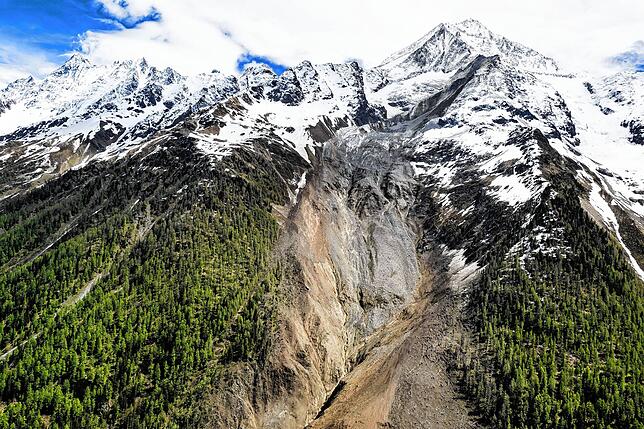Eine Luftaufnahme, die einen Tag nach dem Gletscherabbruch des Birchgletscher aufgenommen wurde, zeigt die Zerstörung, nachdem er auf ...