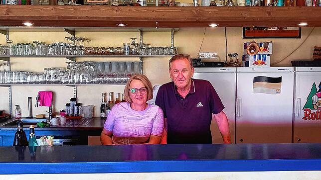 Als Wirteehepaar in ihrem Element: Fatima und Selatin Bugujevcu am Schanktisch im Vereinsheim des SV Altenburg. Sie sind hier zu Hause ...