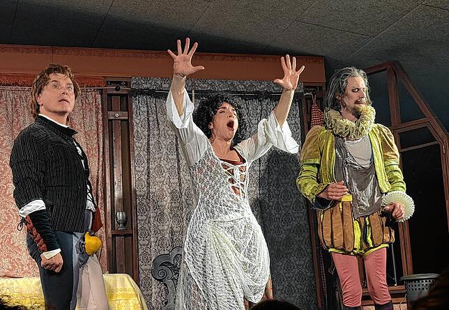 Die Aufführung des Potsdamer Theaters in diesem Jahr: Julia verzweifelt nicht nur an ihrem Gatten Romeo (links), sondern auch an ihrem ...