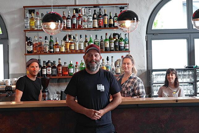 Cornelius Hanßmann (Mitte) und sein Team können zur Zeit nur Gastronomie anbieten. Der Nachtbetrieb kann durch Corona nicht stattfinden.