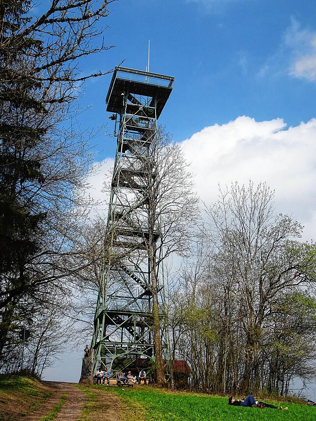 Picknick unterhalb des 30 Meter hohen Gehrenbergturms: Nach dem Aufstieg folgt die Belohnung.