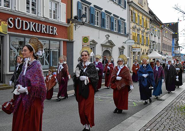 Bild 5: Bilder vom Narrenbaum-Umzug in Stockach mit Schaulustigen