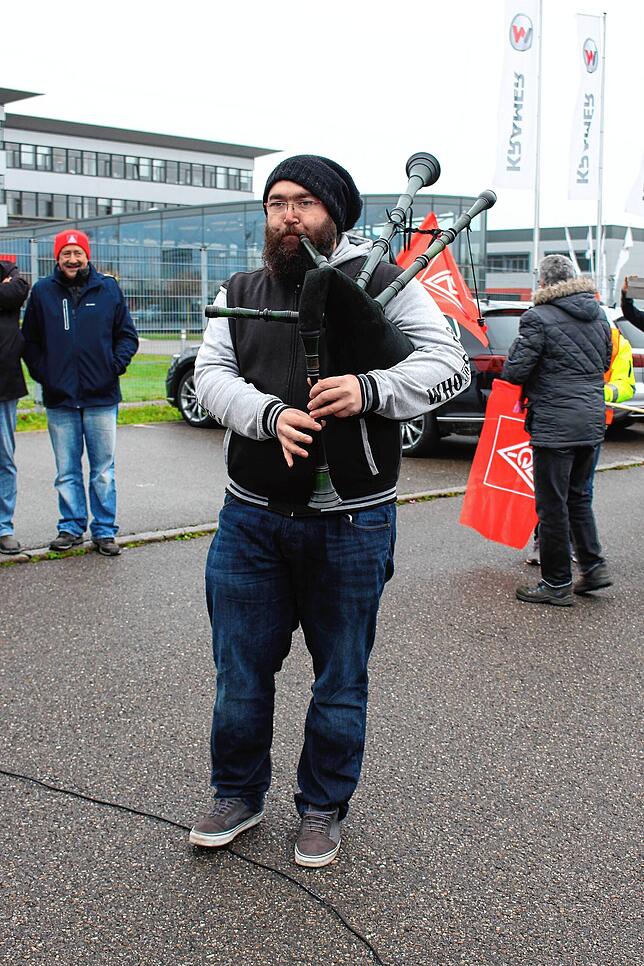 Einer der Teilnehmer hatte sogar seinen Dudelsack mit dabei und gab bei der Kundgebung ein Ständchen zum Besten.