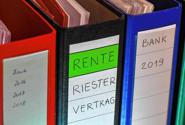 Rente und Altersvorsorge ist ein Thema, mit dem sich viele Menschen ungern beschäftigen. Das kann im Alter teuer werden.